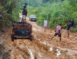 Kondisi Jalan Buruk Warga di Wilayah Pedalaman Sumbawa Sulit Akses Layanan Kesehatan