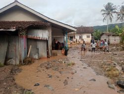 Cuaca Ekstrem Landa Sukabumi Puluhan Rumah Rusak dan Jembatan Putus