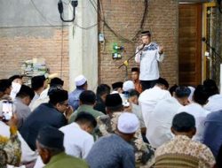 Kasatgas Tito Shalat Tarawih Perdana Bersama Masyarakat Aceh Tamiang