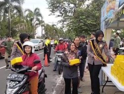 Kapolres Bogor Berbagi Takjil hingga Bukber Bareng Mahasiswa dan Masyarakat