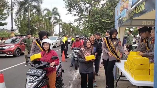 Kapolres Bogor Berbagi Takjil