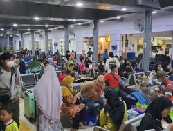Stasiun Pasar Senen Dipadati Pemudik Penumpang Meluber hingga Duduk Lesehan