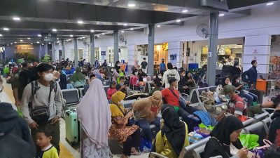 Stasiun Pasar Senen Dipadati