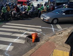 Jalan Ambles di Dewi Sartika Jaktim Bahayakan Pengendara