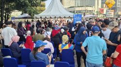 Sejumlah Lansia Antre Daftar Kartu Gratis Transportasi Umum di CFD Jakarta