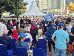 Sejumlah Lansia Antre Daftar Kartu Gratis Transportasi Umum di CFD Jakarta