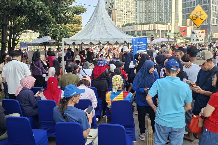 Sejumlah Lansia Antre Daftar